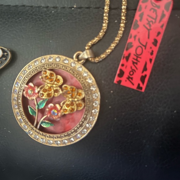 Betsey Johnson necklace - Picture 2 of 3